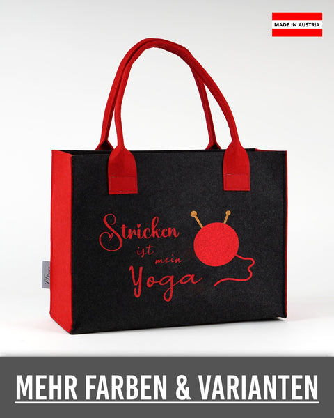 Filztasche „Stricken ist mein Yoga“ in Dunkelgrau mit roten Seiten und Henkeln