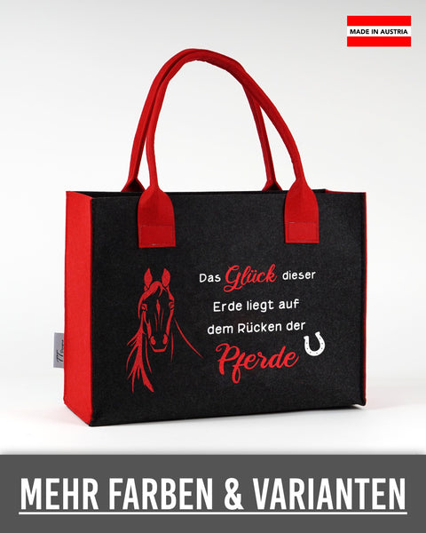 Filztasche „Das Glück dieser Erde liegt auf dem Rücken der Pferde“ in Dunkelgrau mit roten Seiten und Henkeln