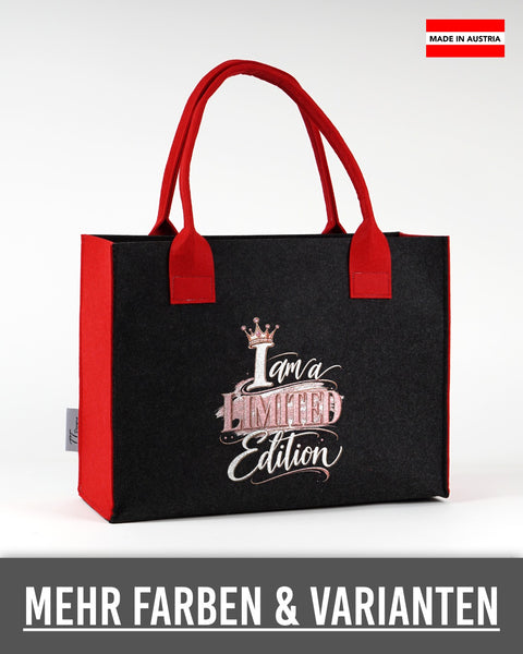 Filztasche „I am a Limited Edition“ in Dunkelgrau mit roten Seiten und Henkeln