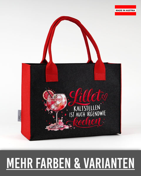 Filztasche „Lillet kaltstellen ist auch irgendwie kochen“ in Schwarz mit roten Seiten und Henkeln