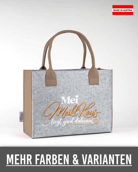Filztasche „Mei Meikl Koas liegt grod dahoam“ (Beige) in Hellgrau mit beigen Seiten und Henkeln
