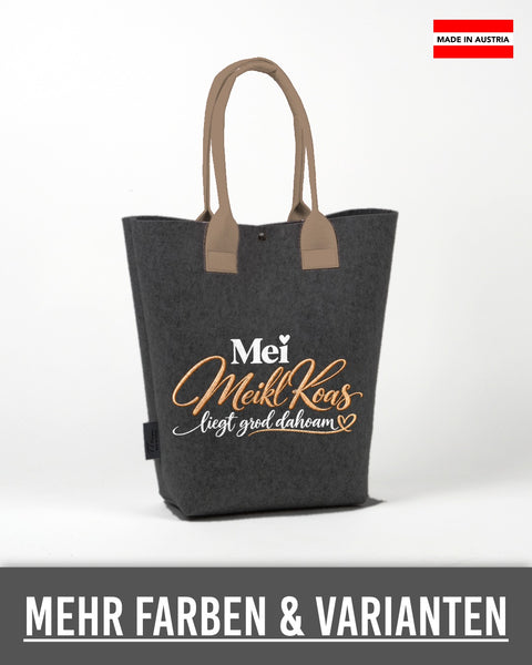 Filz Shopper „Mei Meikl Koas liegt grod dahoam“ (Beige) in Dunkelgrau mit beigen Henkeln