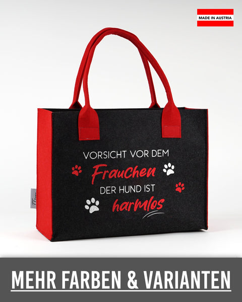 Filztasche „Vorsicht vor dem Frauchen – der Hund ist harmlos“ in Schwarz mit roten Seiten und Henkeln