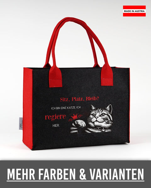Filztasche „Ich bin eine Katze, ich regiere hier“ in Schwarz mit roten Seiten und Henkeln