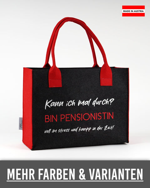 Filztasche „Kann ich mal durch? Bin Pensionistin“ in Schwarz mit roten Seiten und Henkeln