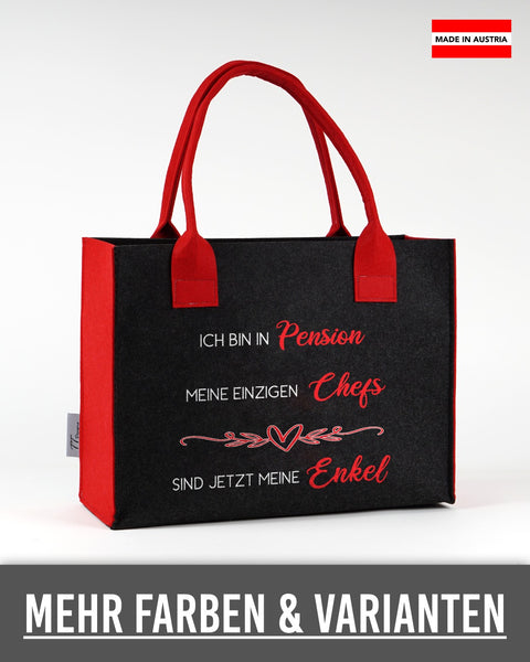 Filztasche „Ich bin in Pension – meine einzigen Chefs sind jetzt meine Enkel“ in Schwarz mit roten Seiten und Henkeln