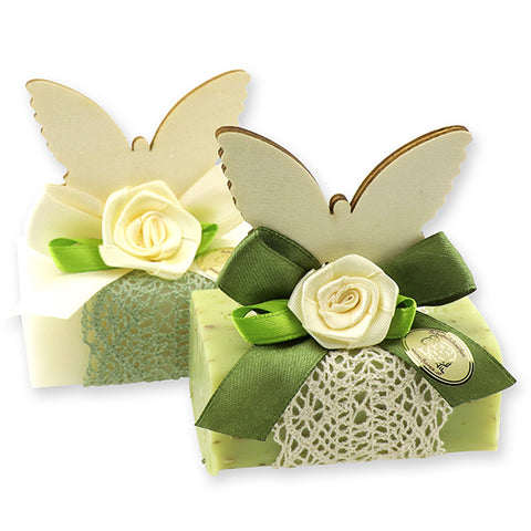 Schafmilchseife eckig 100g Classic Eisenkraut dekoriert mit Schmetterling, Häkelband, Rose und Masche