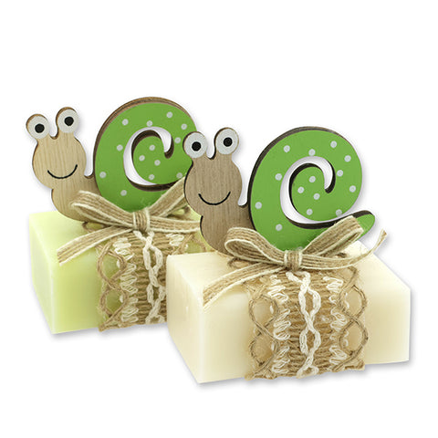 Schafmilchseife eckig 100g Classic Wiesenblume dekoriert mit Schnecke, Dekoband und Masche