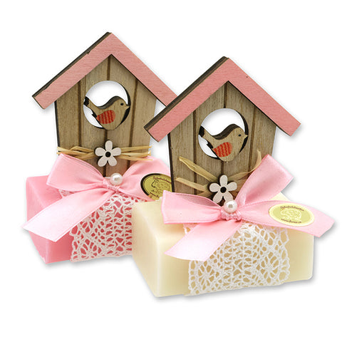Schafmilchseife eckig 100g Classic Rose Diana dekoriert mit Haus, Häkelband, und Masche