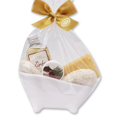 Badewanne klein gefüllt mit Flüssigseife mit Schafmilch 75ml Zirbe, Lippenbalsam Zirbe 10ml, Schafmilchseife eckig 100g Zirbe und Waschlappen 16x21 cm creme
