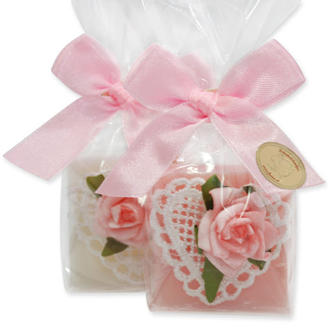 Schafmilchseife Quadrat 35g Classic Pfingstrose dekoriert mit Herz gehäkelt und Rose rosa