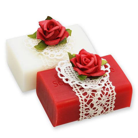 Schafmilchseife eckig 100g Classic Granatapfel dekoriert mit Rose, Häkelband und -herz