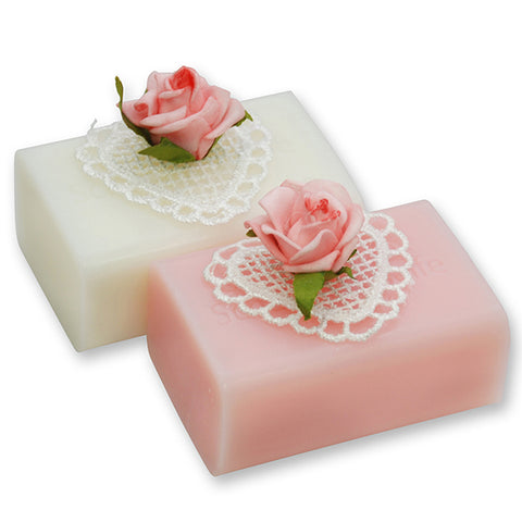 Schafmilchseife eckig 100g Classic Pfingstrose dekoriert mit Rose und Häkelherz