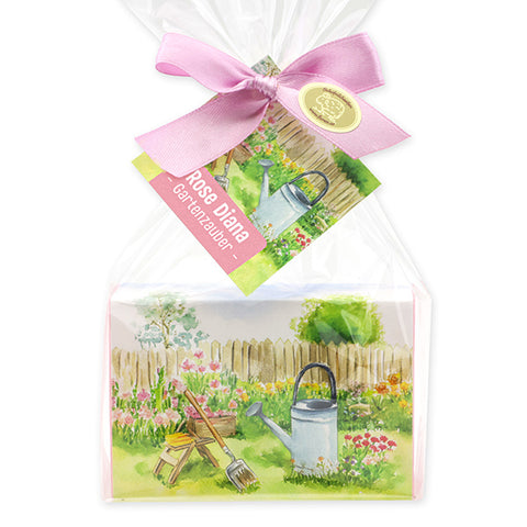 Schafmilchseife eckig 150g Rose Diana verpackt mit Gartenzauber-Motiv 6 mit Anhängekärtchen
