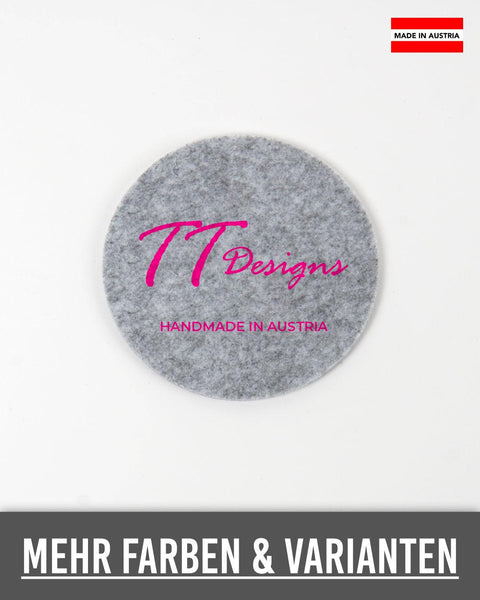 Beispiel Firmenlogo: Filz-Untersetzer in Hellgrau mit pinkem TT-Designs-Logo