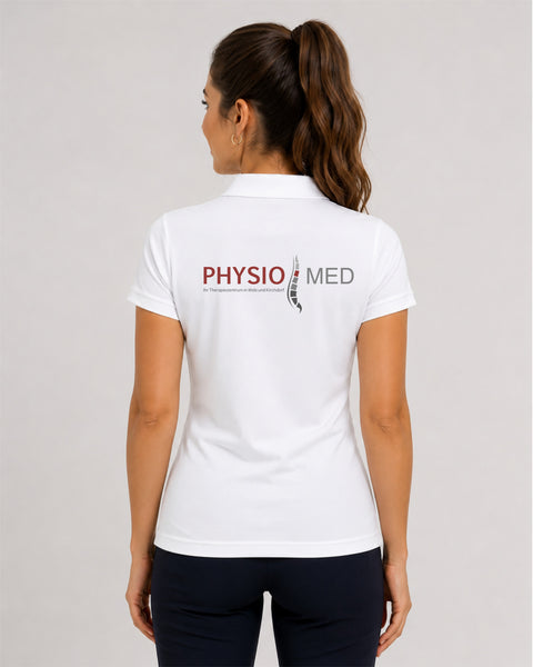 PhysioMED Performance Polo Damen Rückansicht – weißes Kurzarm-Poloshirt mit großem PhysioMED-Logo auf dem Rücken, Regular Fit, atmungsaktives Funktionspiqué, Teamwear für Physiotherapie, TT-Designs Kooperation Österreich