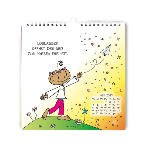 Wandkalender 2027 Der kleine Yogi – Kalenderblatt Juli: der Yogi steht auf einem grünen Hügel und lässt einen Papierflieger steigen