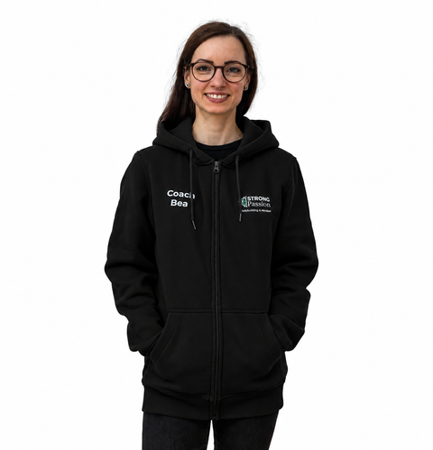 Strong Passion Zip Hoodie in Schwarz von vorne